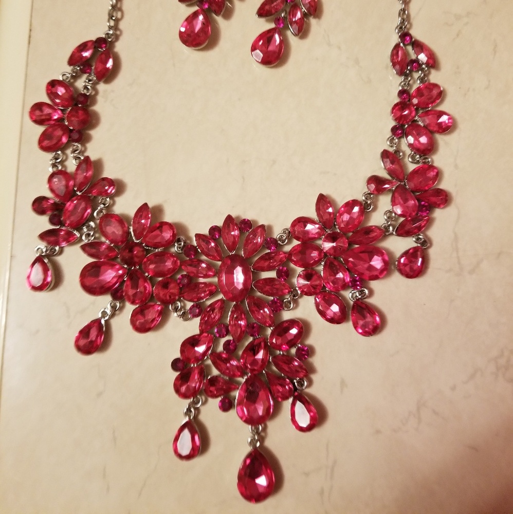 Pink jeweled necklace set
